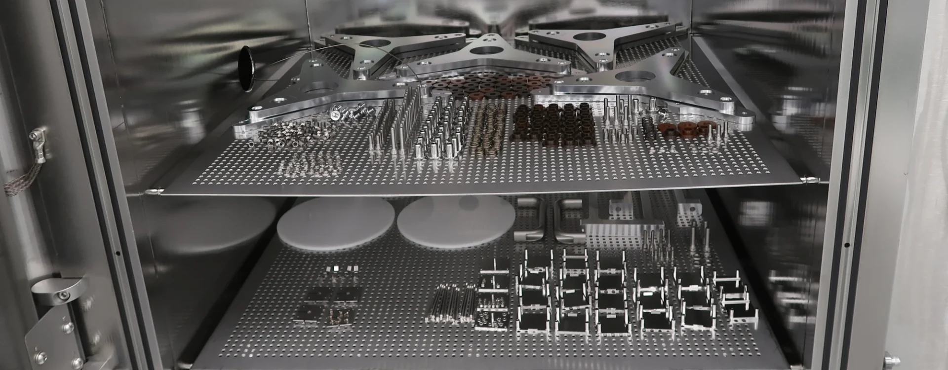 Geöffnete Türe der Vakuum Trockenreinigungsanlage mit RGA